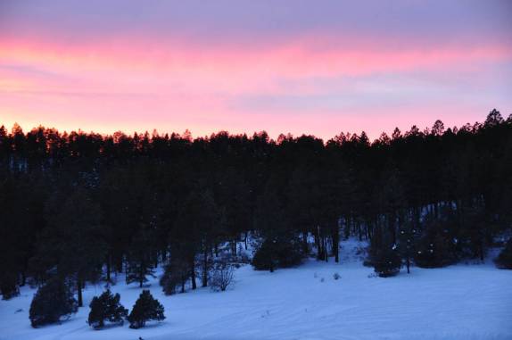 O céu pintado de vermelho durante um memorável pôr-do-sol nas imediações de Taos, no Novo México, nos Estados Unidos